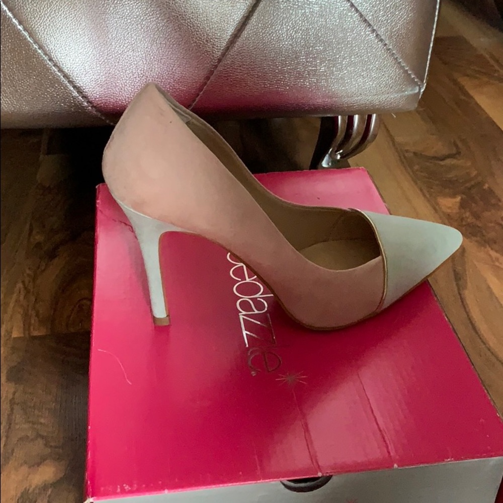 Stiletto. Only worn to try on around the house.